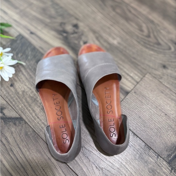 Sole Society Women's Taupe and Cognac Open-Toe Flats - Picture 2 of 4